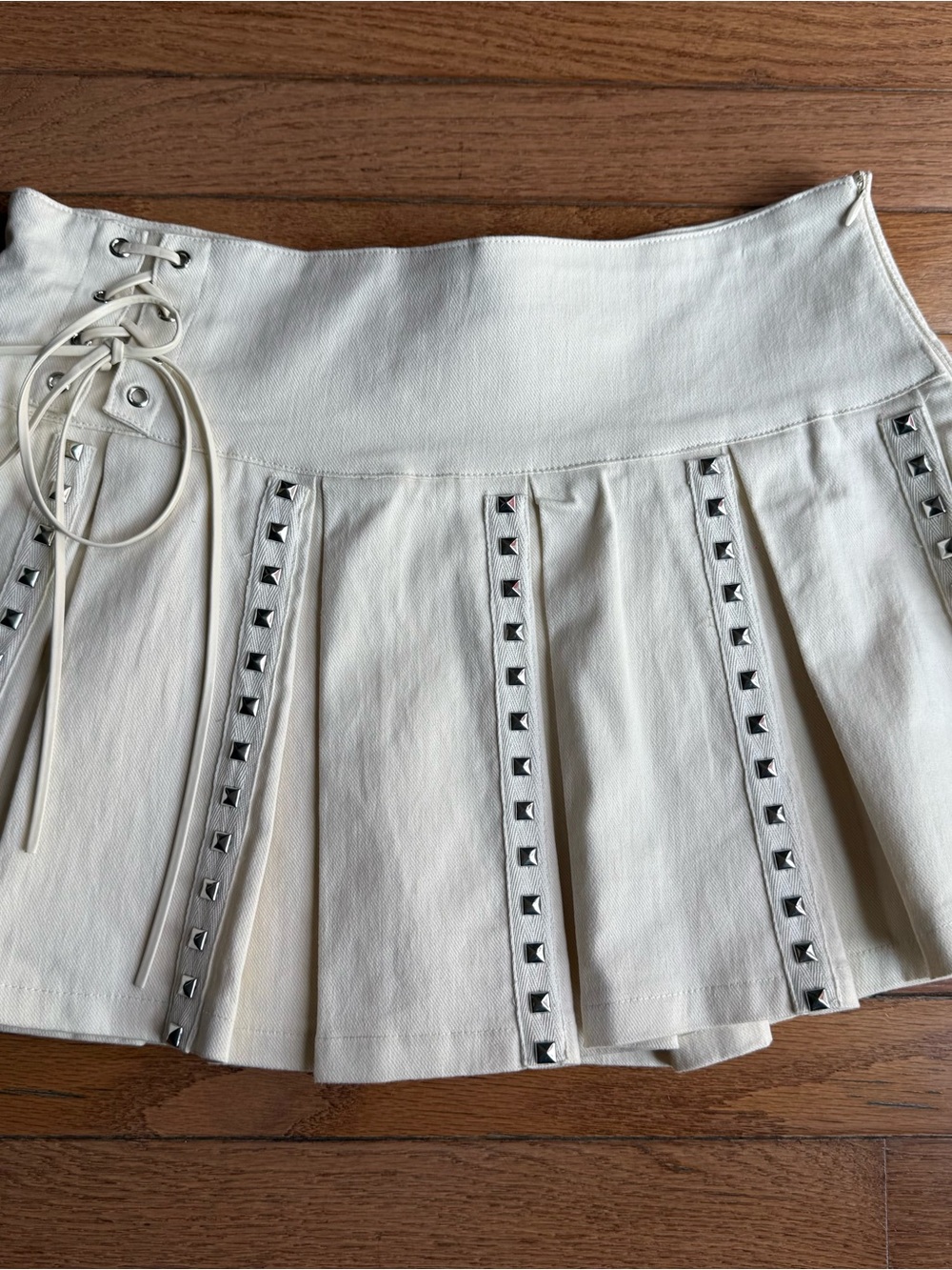 AKIRA Ivory Studded Pleated Skort | Lace-Up Waist | Size Large